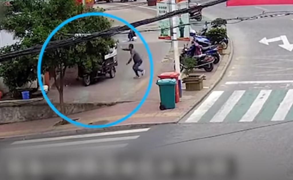 Ένας δίχρονος “μάγκας με το τρίκυκλο” βγαίνει στο δρόμο και σκορπά τον πανικό! [video]