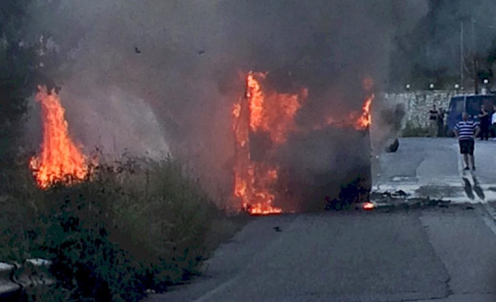 Λευκάδα: Η στιγμή που λεωφορείο των ΚΤΕΛ τυλίγεται στις φλόγες – Κόβουν την ανάσα οι εικόνες της φωτιάς – video
