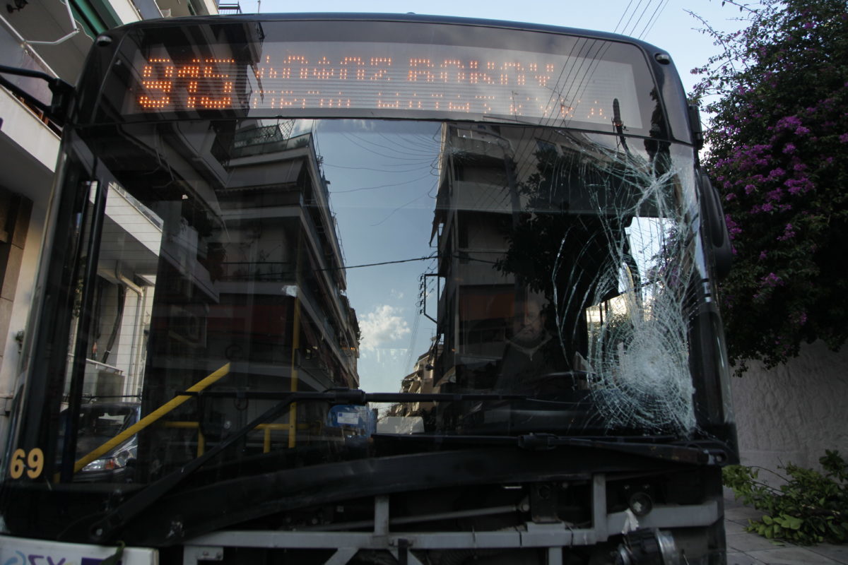 Θεσσαλονίκη: Λεωφορείο έπεσε πάνω σε παρκαρισμένα αυτοκίνητα – Κατέρρευσε στο τιμόνι ο οδηγός του!
