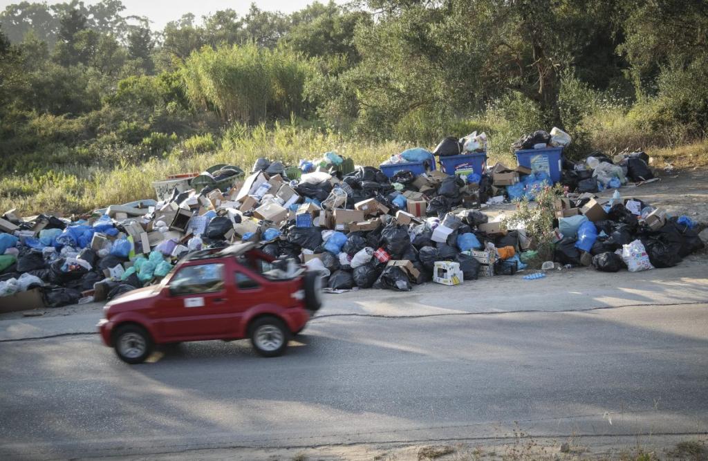 Κέρκυρα: Διαμαρτυρία για τα σκουπίδια