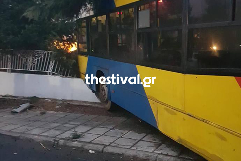 Θεσσαλονίκη: Λεωφορείο έπεσε σε σπίτι [pics]