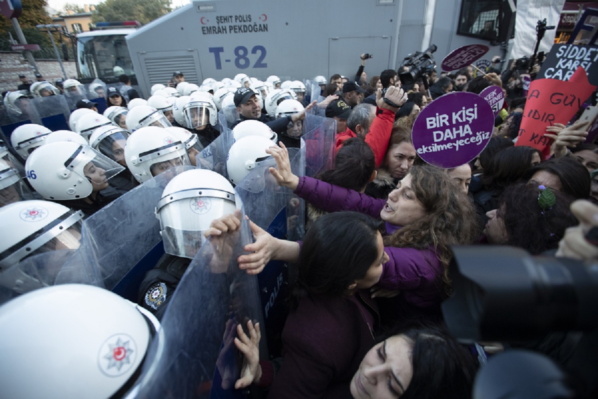 Τουρκία: Η αστυνομία διέλυσε βίαια μια πορεία για την βία κατά των γυναικών!