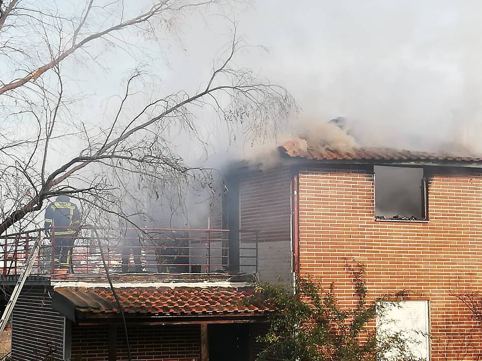 Θεσσαλονίκη: Σώθηκαν από αυτό το φλεγόμενο διαμέρισμα – Η φωτιά ξεκίνησε από την καμινάδα – video