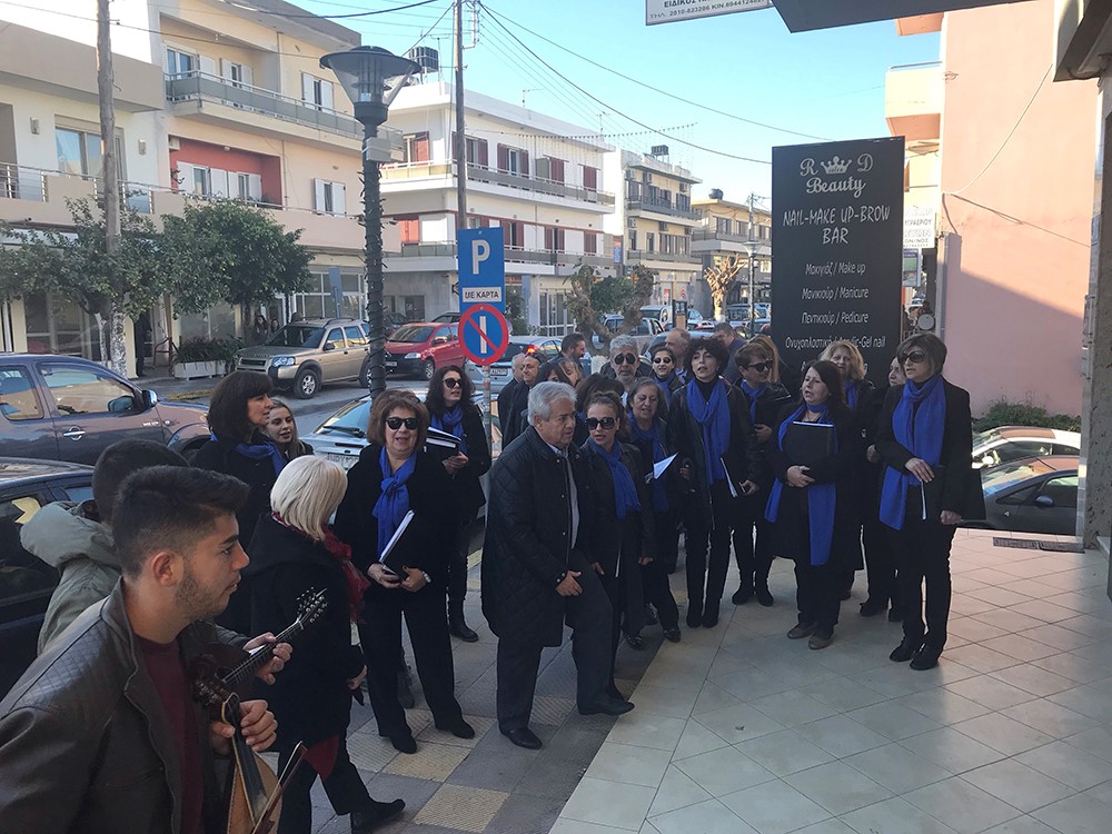 Κρήτη: Ο δήμαρχος που βγήκε και είπε τα κάλαντα – Πρόσωπο της ημέρας ο Κώστας Μαμουλάκης [pic]