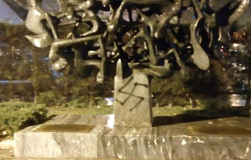 Θεσσαλονίκη: Αγκυλωτός σταυρός στο Μνημείο Ολοκαυτώματος! [pic]