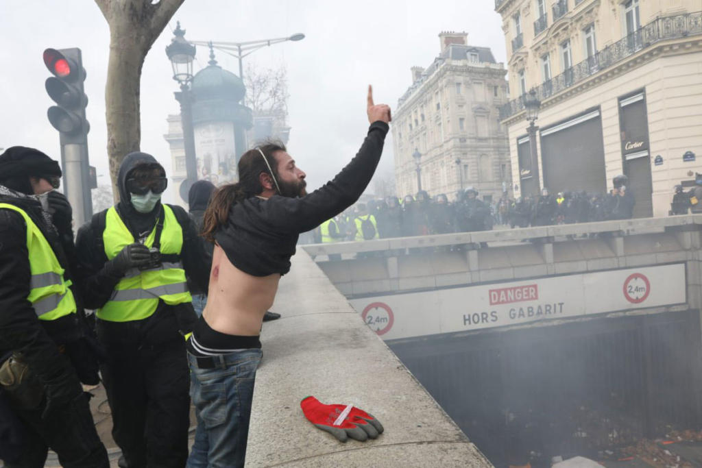 Παρίσι: Πυροβόλησε φωτογράφο της Parisien και ζήτησε… συγγνώμη γιατί στόχευε άλλον!