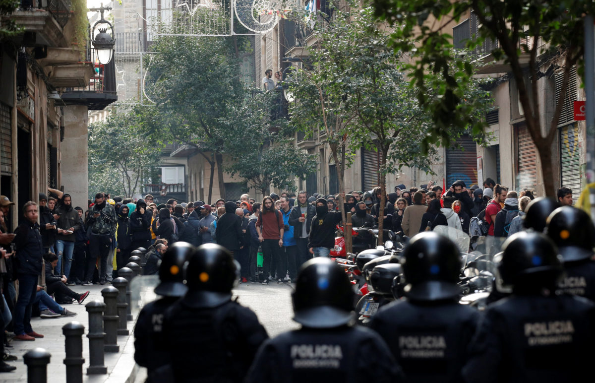 Βαρκελώνη: “Χαμός” για το υπουργικό συμβούλιο – Επεισόδια, συλλήψεις και τραυματίες [pics]
