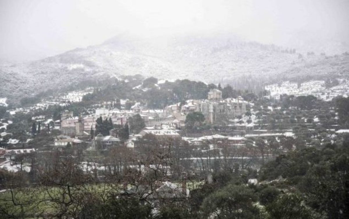 Ντυμένο στα λευκά το Άγιο Όρος – Μοναδικές φωτογραφίες