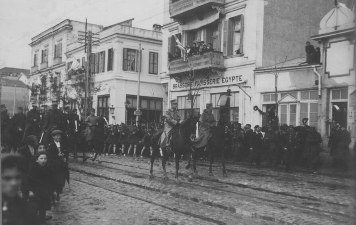 Στις 29 Οκτωβρίου 1912, ο Βασιλιάς Γεώργιος Α' και ο Αρχιστράτηγος Κωνσταντίνο εισέρχονται στη Θεσσαλονίκη