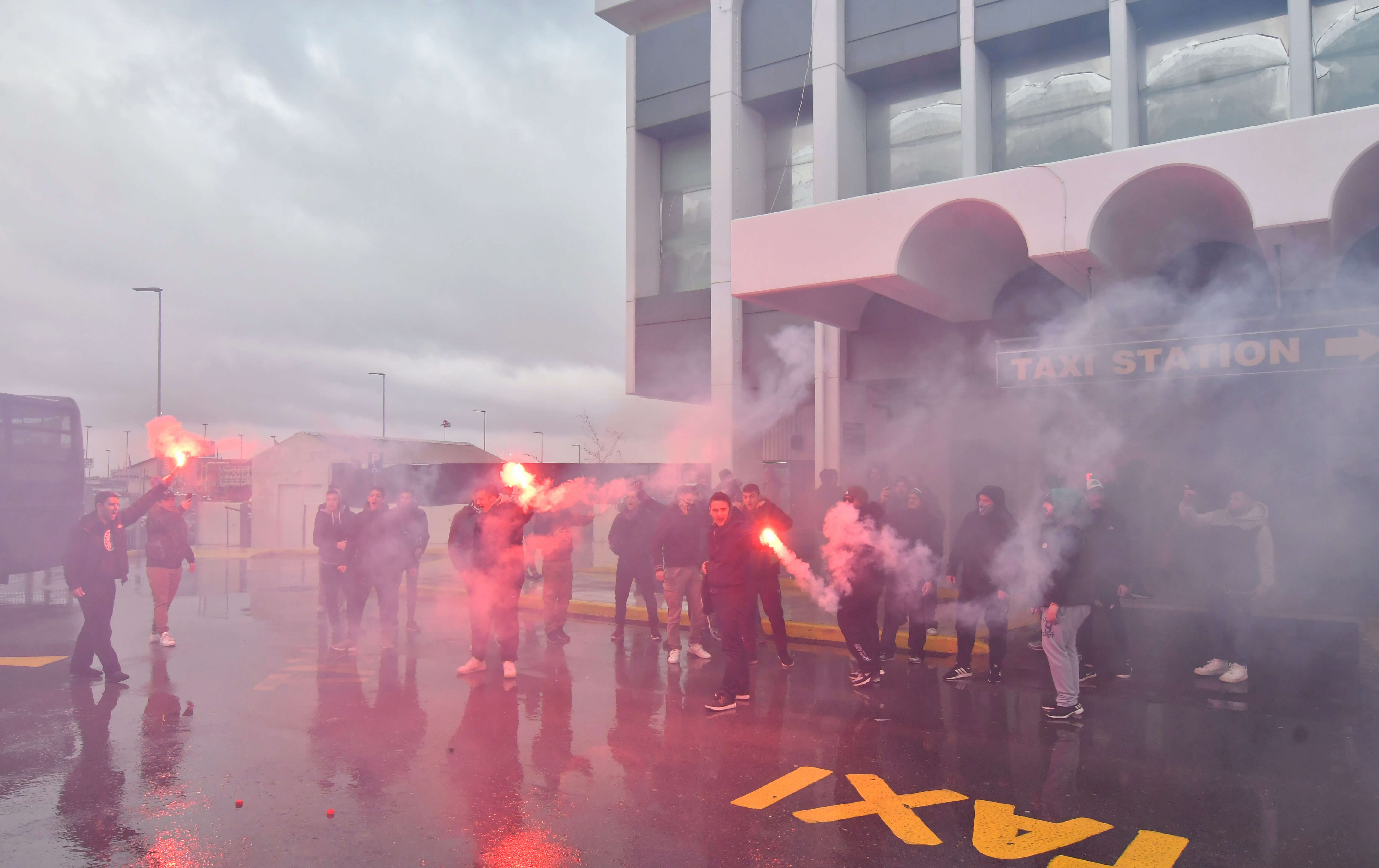 ΠΑΟΚ – Παναθηναϊκός: Οπαδοί “ξεπροβόδισαν” τους παίκτες του Πιτίνο! video