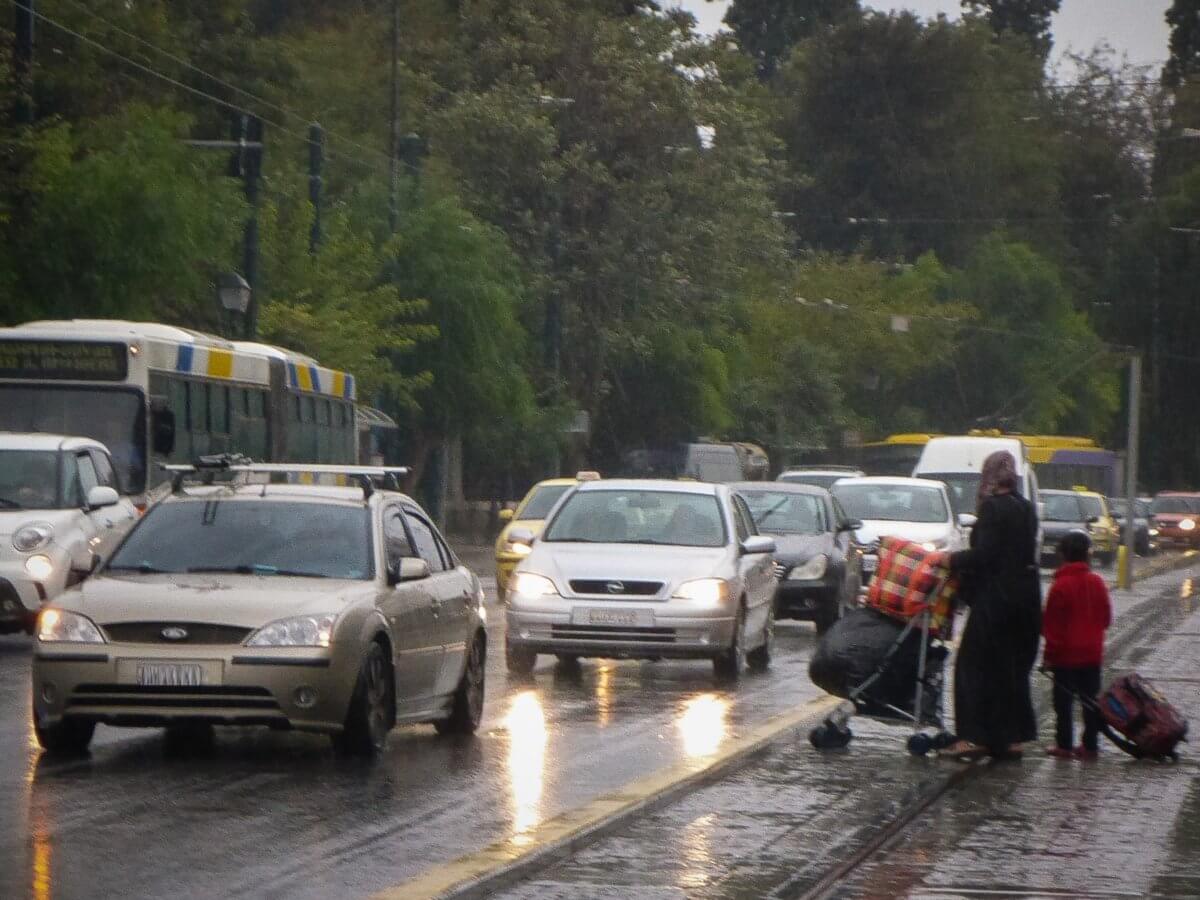 Προσοχή – Κίνηση στους δρόμους: «Έμφραγμα» στο κέντρο της Αθήνας από πορείες και βροχή