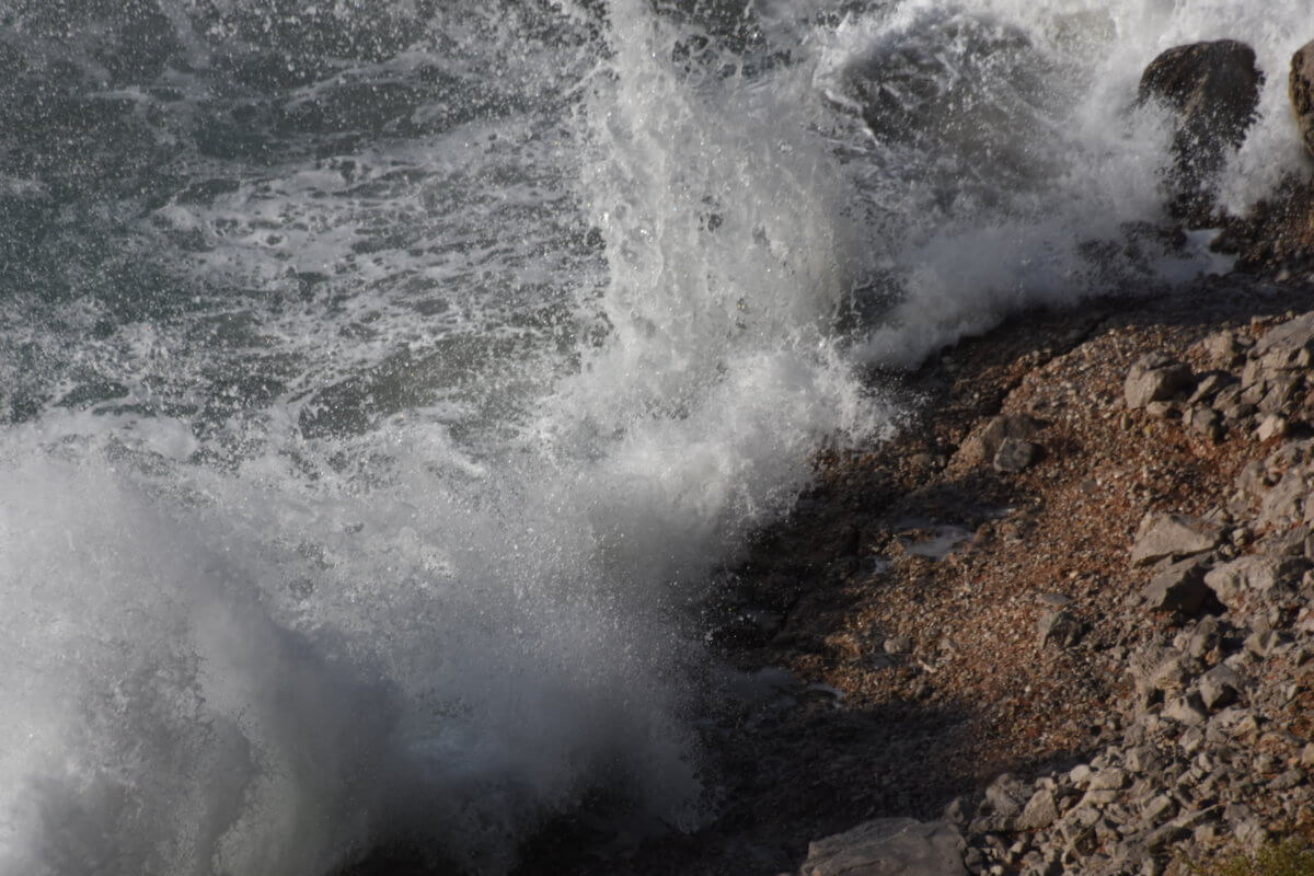 Νίσυρος: Μακάβριο εύρημα σε παραλία – Η βροχή ξέθαψε ανθρώπινα οστά!