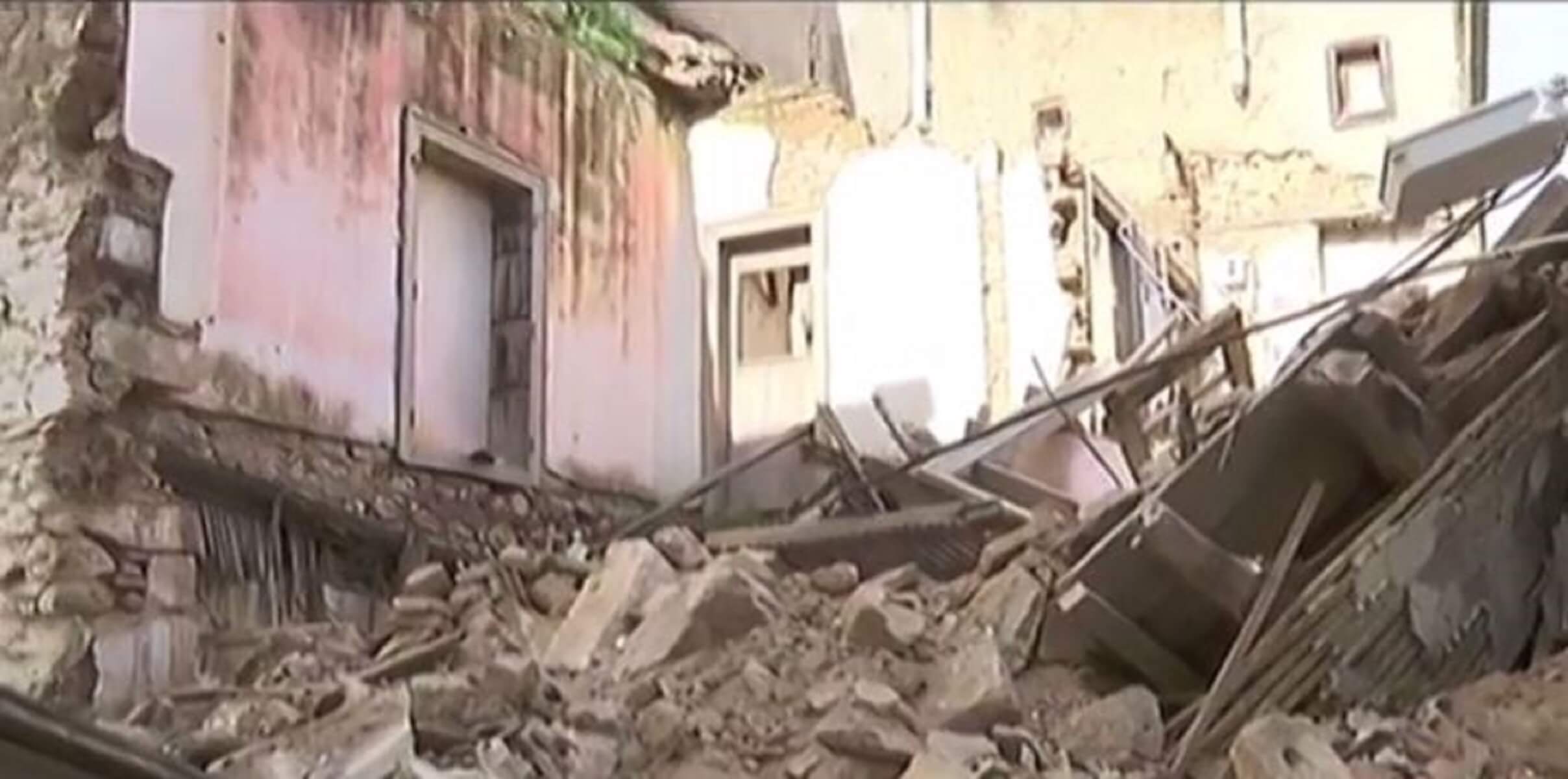 Κατέρρευσε σπίτι στην Πνύκα – Τρόμος στη γειτονιά