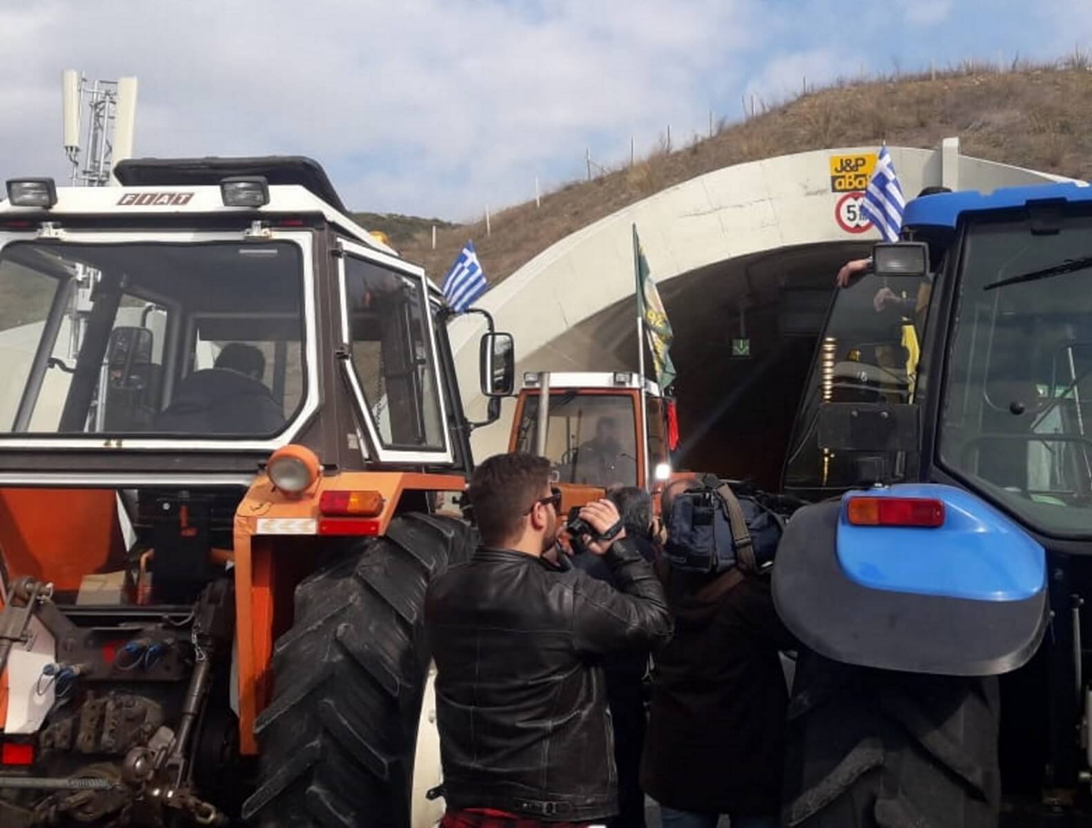 Στις σήραγγες των Τεμπών οι αγρότες – Απέκλεισαν το ένα ρεύμα της εθνικής οδού