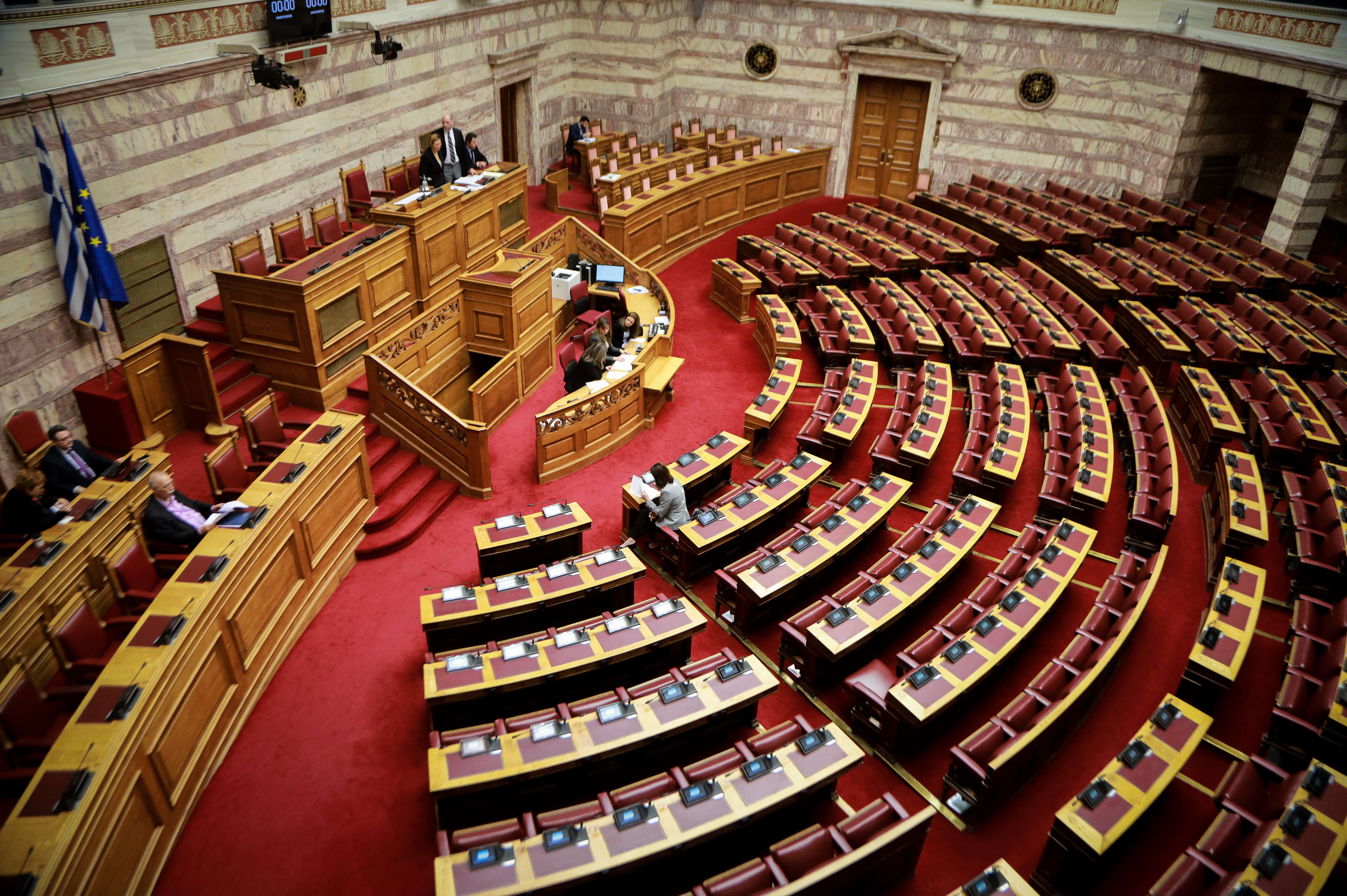 Βουλή: “Χαμός” στην ολομέλεια για τις αλλαγές στον κανονισμό