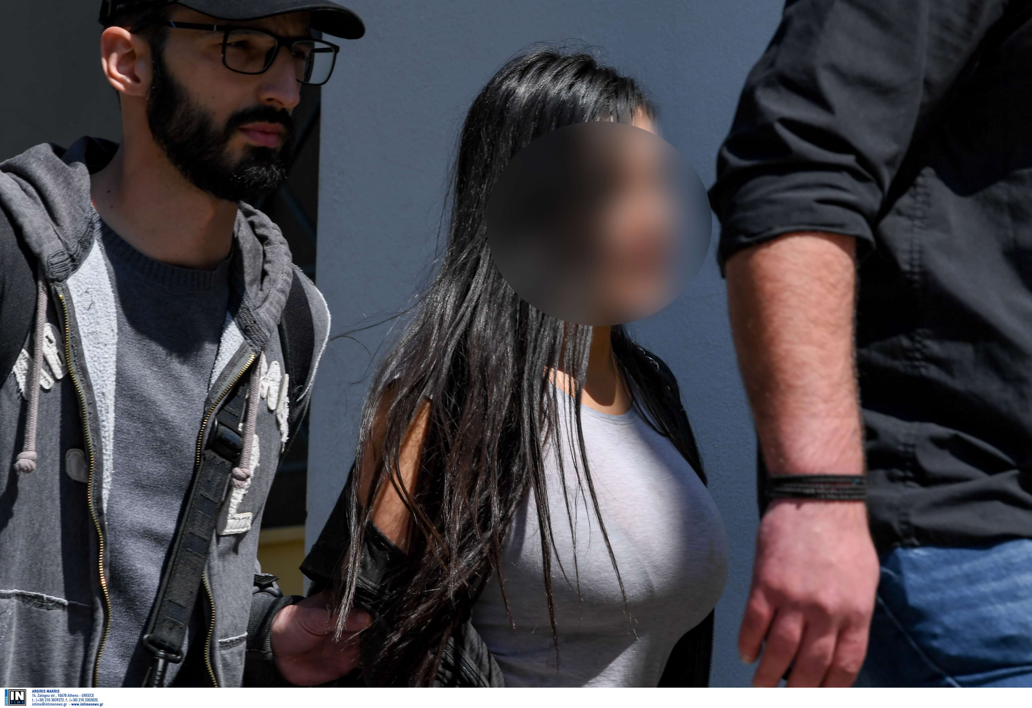 Στον ανακριτή η 32χρονη που κατηγορείται ότι έριξε τον σύντροφό της από μπαλκόνι στη Βούλα