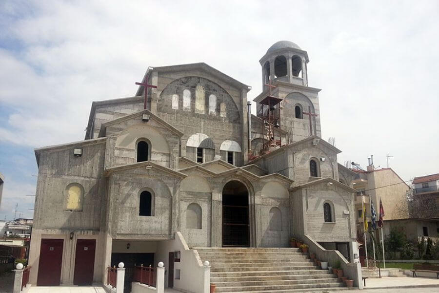 Θεσσαλονίκη: Μπούκαραν με αυτοκίνητο σε εκκλησία και έκλεψαν το χρηματοκιβώτιο!