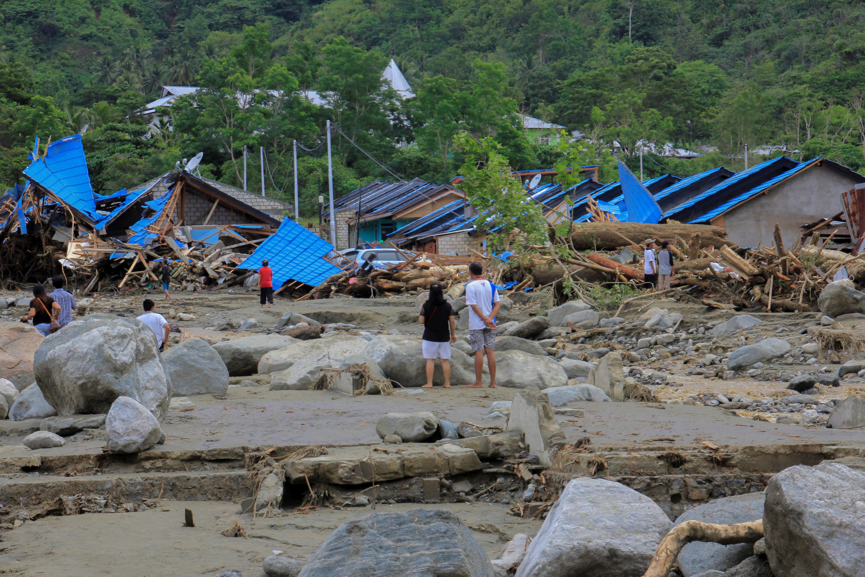 Ινδονησία: Φτάνουν τους 80 οι νεκροί από τις φονικές πλημμύρες [pics]