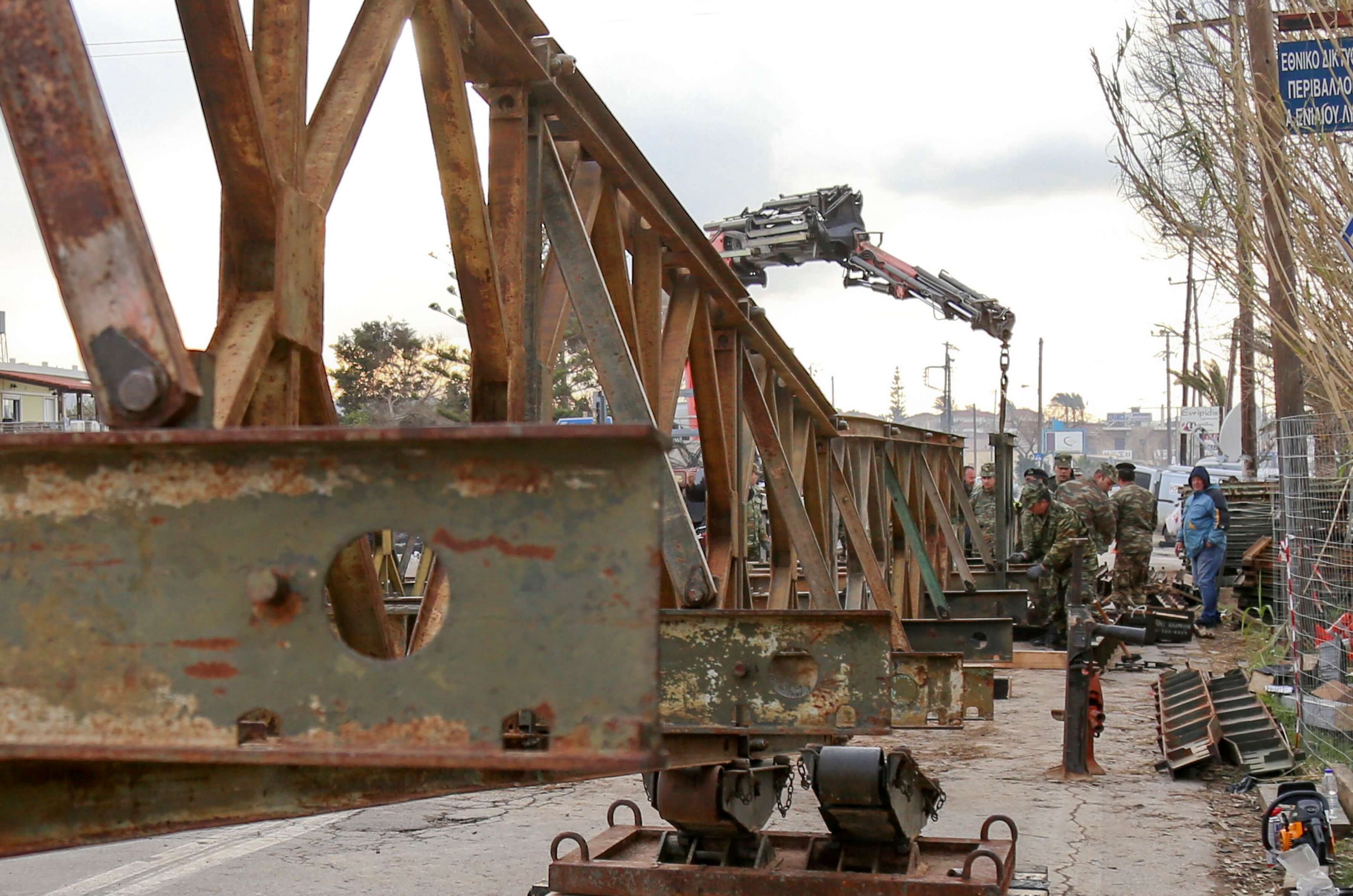 Χανιά: Δόθηκε στην κυκλοφορία η γέφυρα που τοποθέτησαν οι Ένοπλες Δυνάμεις στον Πλατανιά