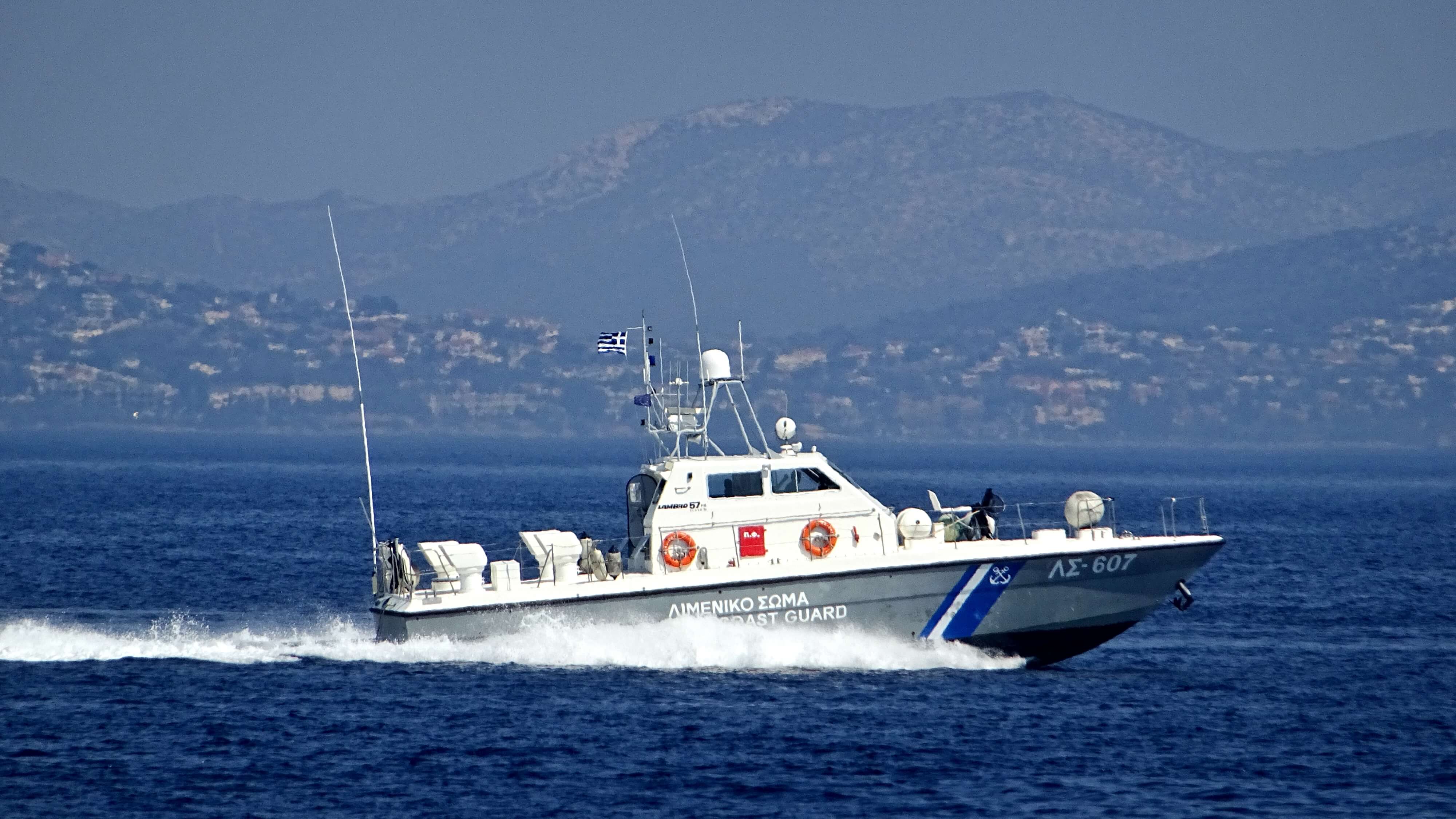 Συναγερμός για ακυβέρνητο σκάφος με μετανάστες