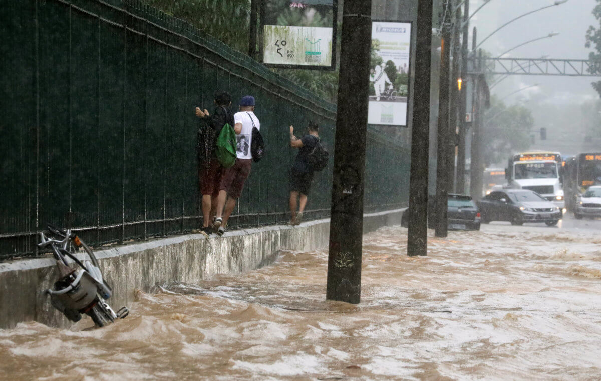 Πνίγηκε το Ρίο Ντε Τζανέιρο – Απίστευτες εικόνες