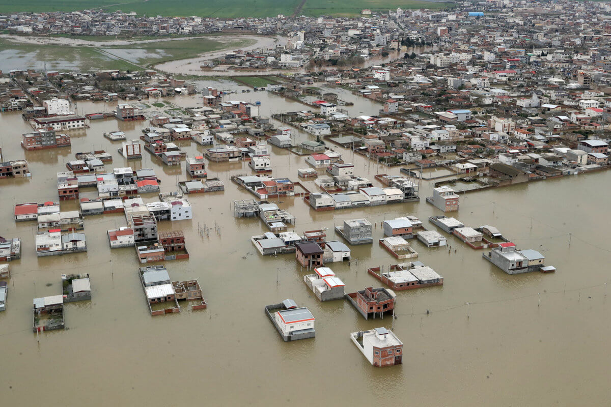 62 οι νεκροί από τις πλημμύρες στο Ιράν – 12.000 χλμ δρόμου έχουν καταστραφεί!