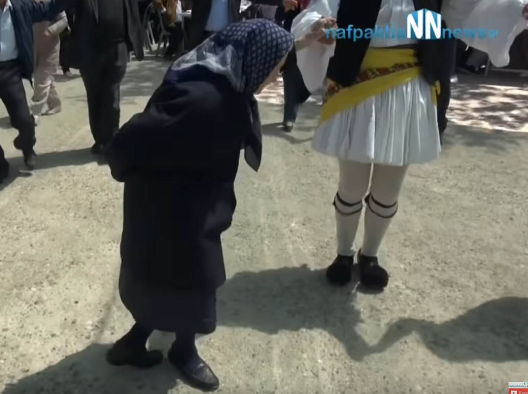 Ναυπακτία: Η αιωνόβια γιαγιά άφησε το μπαστουνάκι της και χόρεψε το πιο λεβέντικο τσάμικο – video