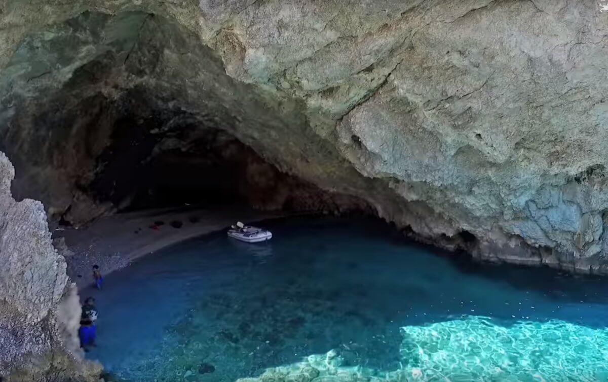 Η παραλία – σπηλιά της Φώκιας: Ο ήλιος δεν ανατέλλει ποτέ εκεί