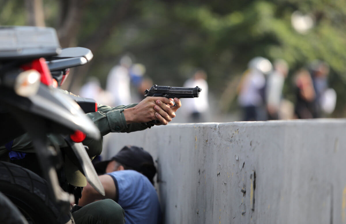 Βενεζουέλα με το δάχτυλο στη σκανδάλη! Πυροβολισμοί, δακρυγόνα και χάος