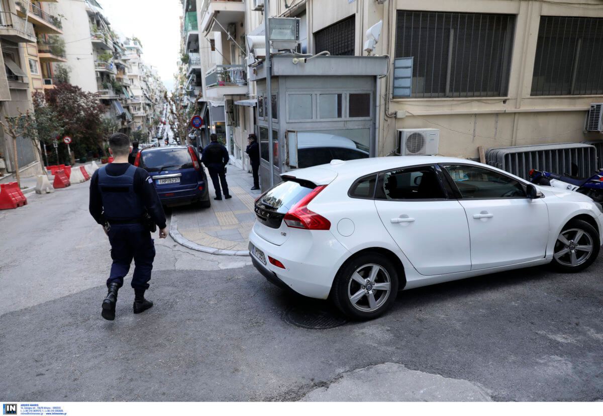 Επίθεση από 20 άτομα στο Αστυνομικό Τμήμα Εξαρχείων – Πέταξαν μολότοφ