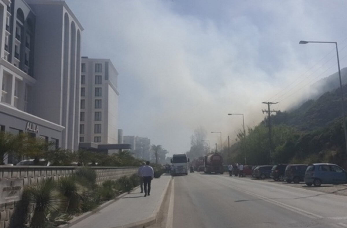 Πανικός από φωτιά απέναντι από μεγάλο ξενοδοχείο της Ρόδου!