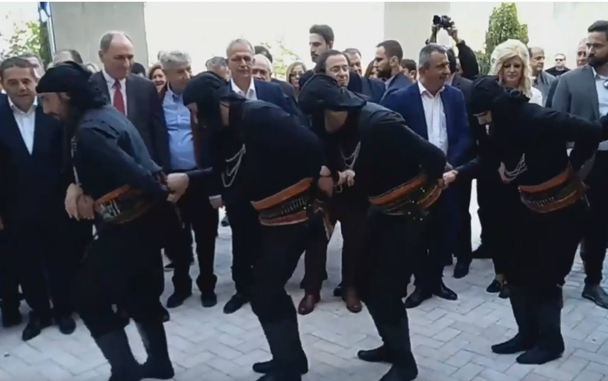 Κοζάνη: Εκπληκτικός ποντιακός χορός μπροστά στον Αλέξη Τσίπρα – Η αντίδραση του πρωθυπουργού – video