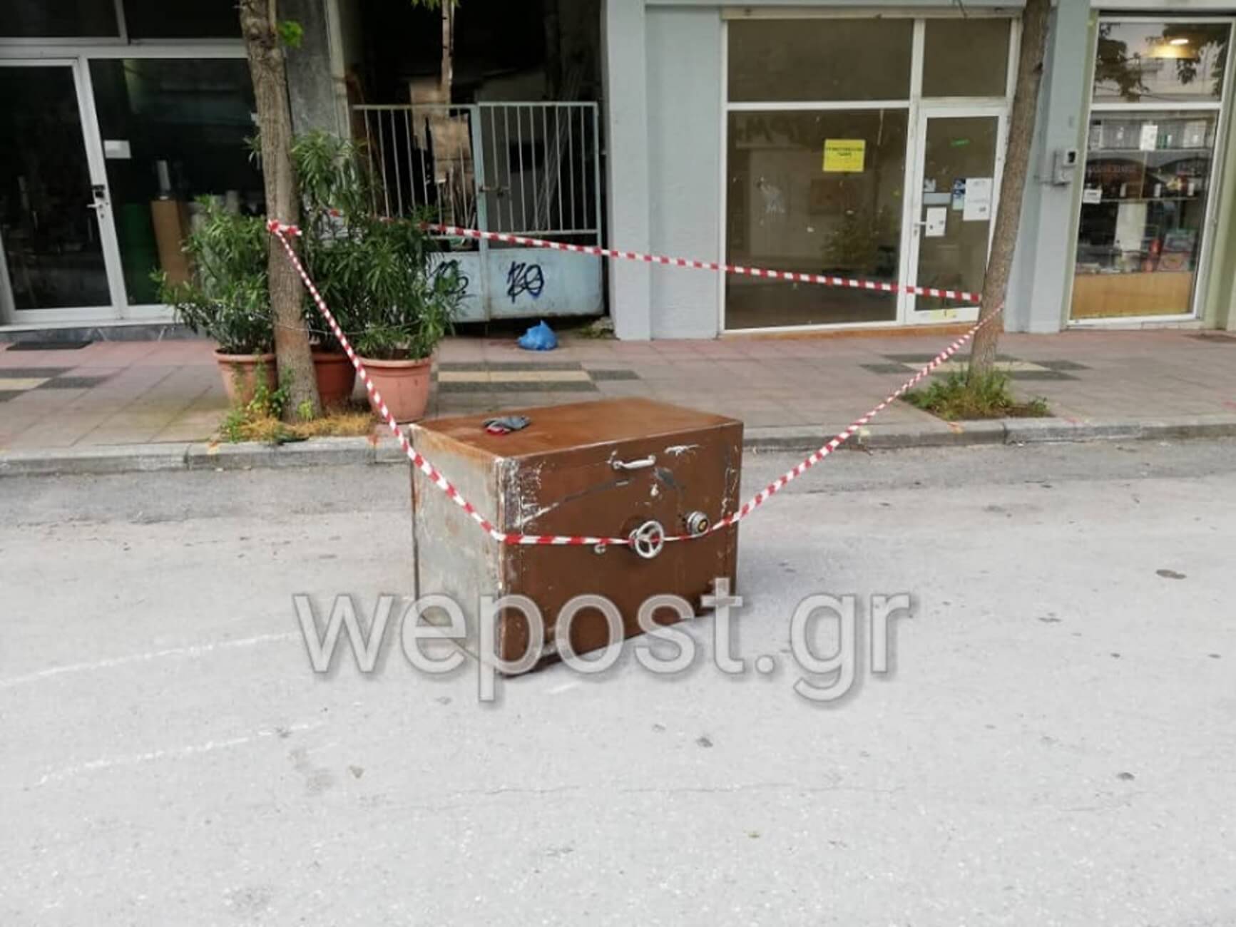 Θεσσαλονίκη: Διέλυσαν το κοσμηματοπωλείο αλλά παράτησαν το χρηματοκιβώτιο στη μέση του δρόμου [pics, video]