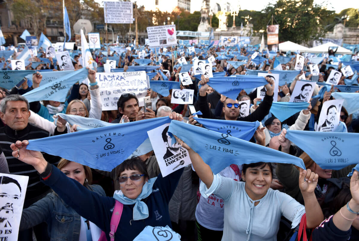 Αργεντινή: Πορεία για την στήριξη γιατρού που δεν έκανε έκτρωση σε θύμα βιασμού [pics]