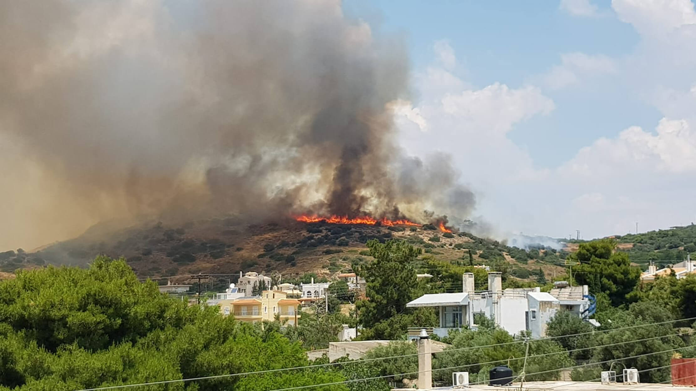 “Στο πόδι” Λαγονήσι και Καλύβια – Κοντά σε κατοικημένη περιοχή η μεγάλη φωτιά – Οι πρώτες εικόνες