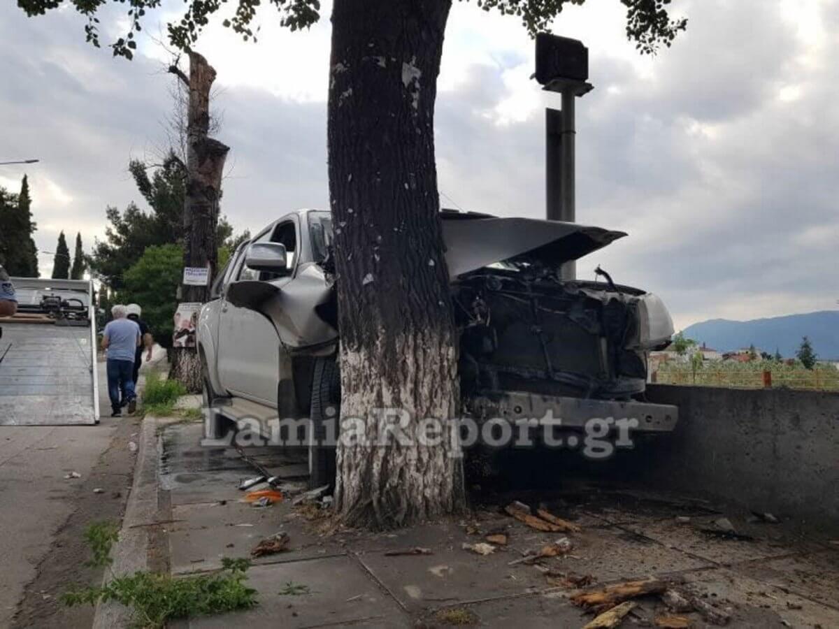 Σοκαριστικό τροχαίο στη Λαμία! Αυτοκίνητο καρφώθηκε σε δέντρο [pics]