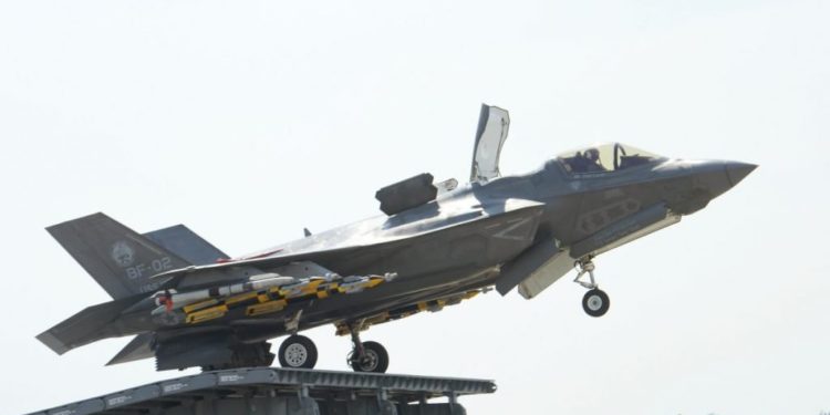 F-35: Οι Αμερικανοί μαθαίνουν στους Άγγλους ο,τι ξέρουν για τα σπουδαία μαχητικά