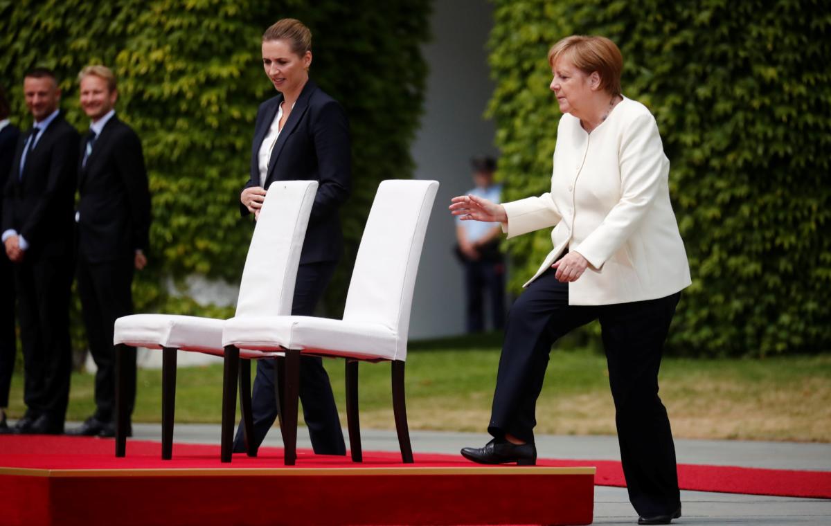 Μέρκελ: Υποδέχτηκε καθιστή την πρωθυπουργό της Δανίας μετά τα επεισόδια τρόμου! Video