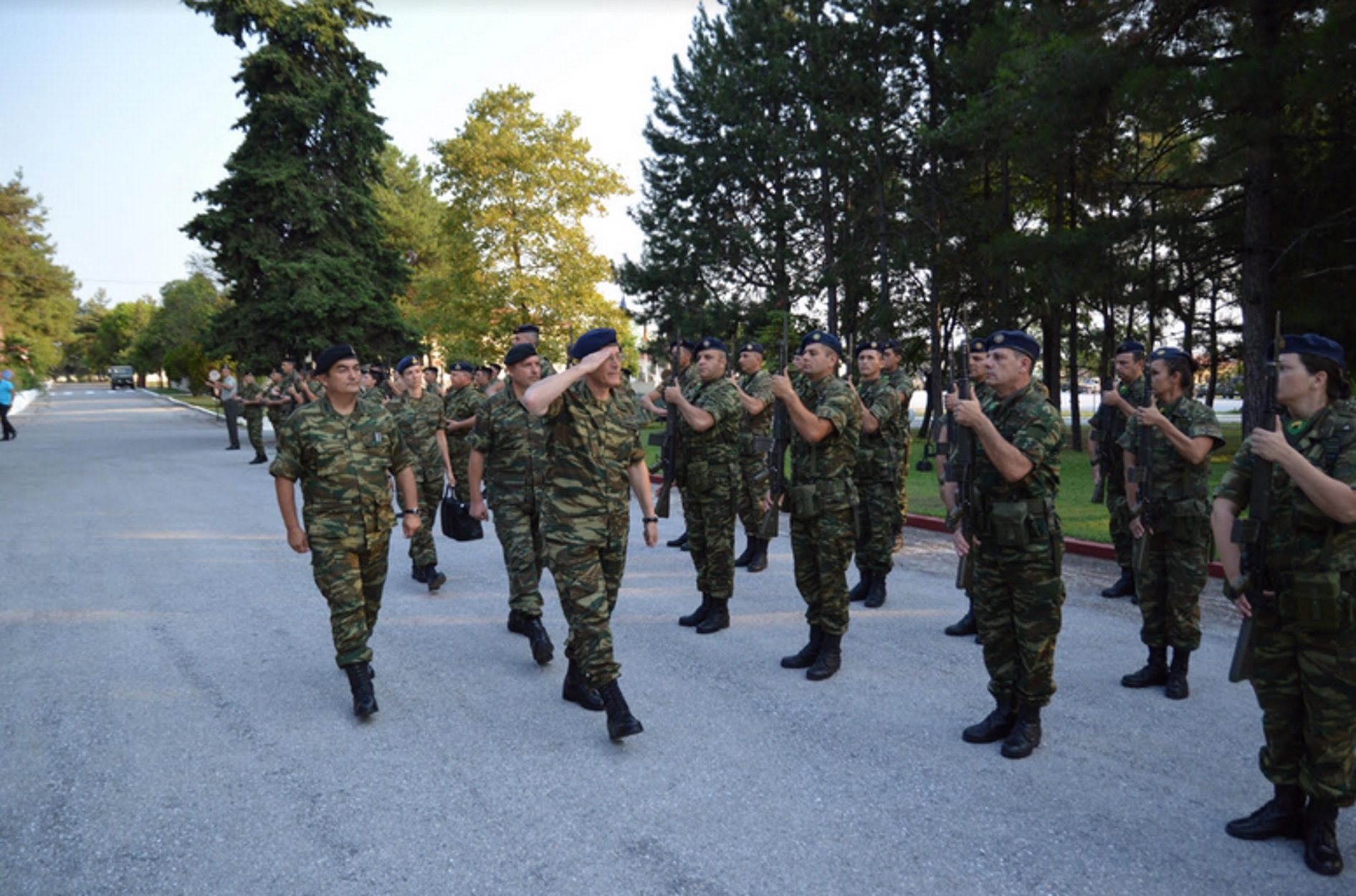 Τα τεθωρακισμένα και το πεδίο Ασκήσεων Θερινής Εκπαίδευσης της ΣΣΕ επισκέφθηκε ο Α/ΓΕΣ