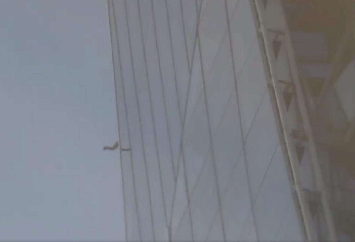 Λονδίνο: Άνθρωπος “αράχνη” σκαρφάλωσε στον ψηλότερο ουρανοξύστη! Video