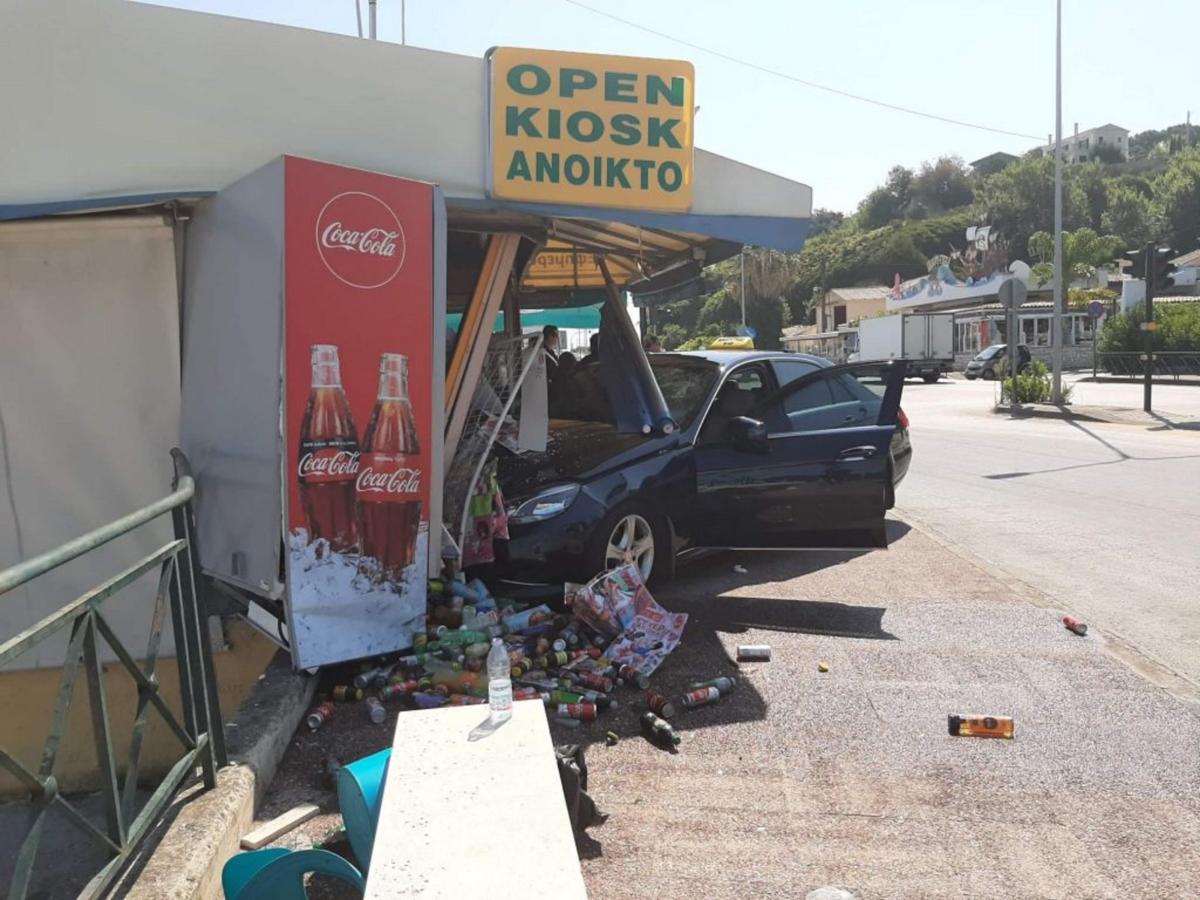 Ταξί έπεσε σε περίπτερο στην Κέρκυρα! – Μία τραυματίας