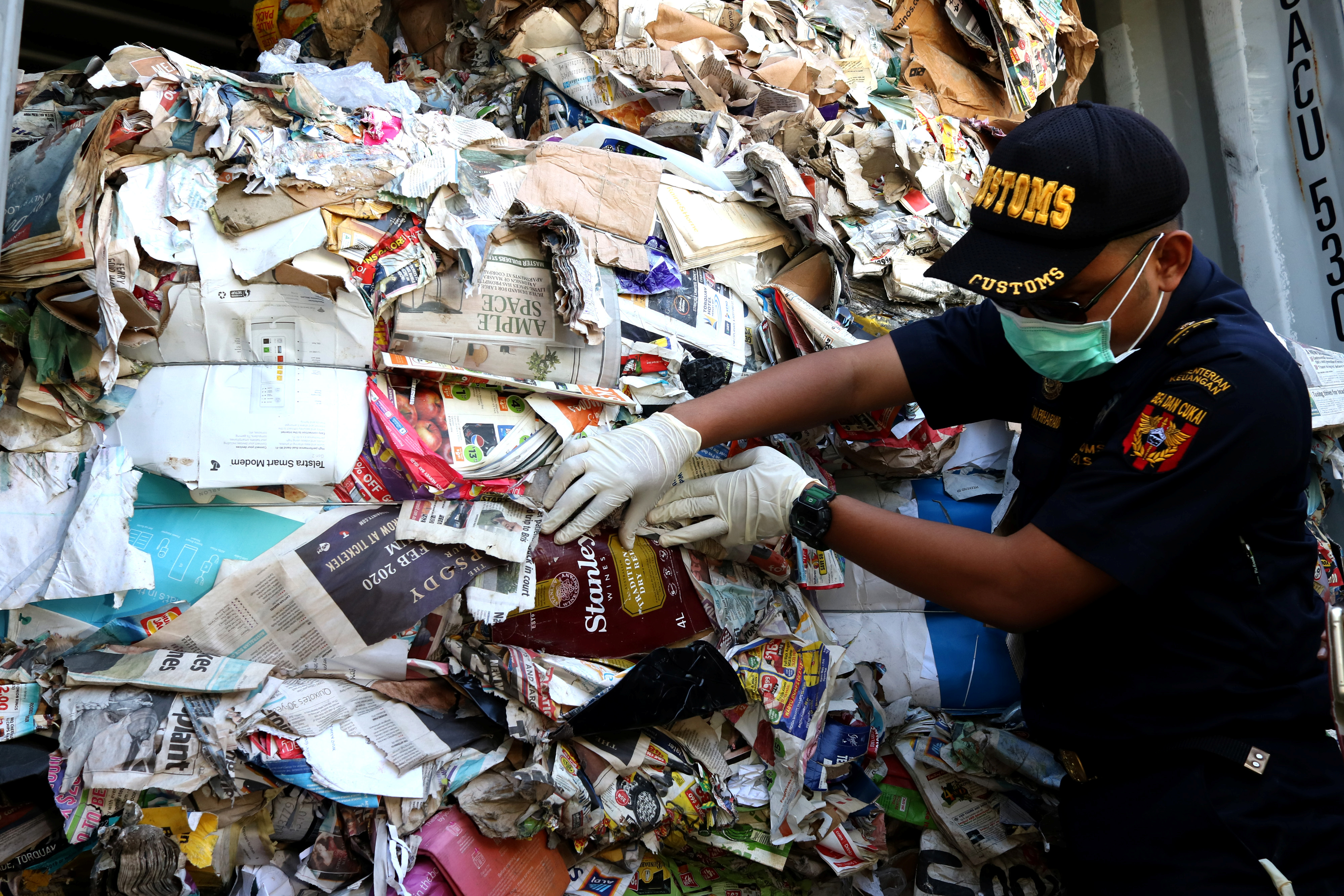 Η Ινδονησία θα στείλει πίσω στην Αυστραλία 210 τόνους απορριμμάτων