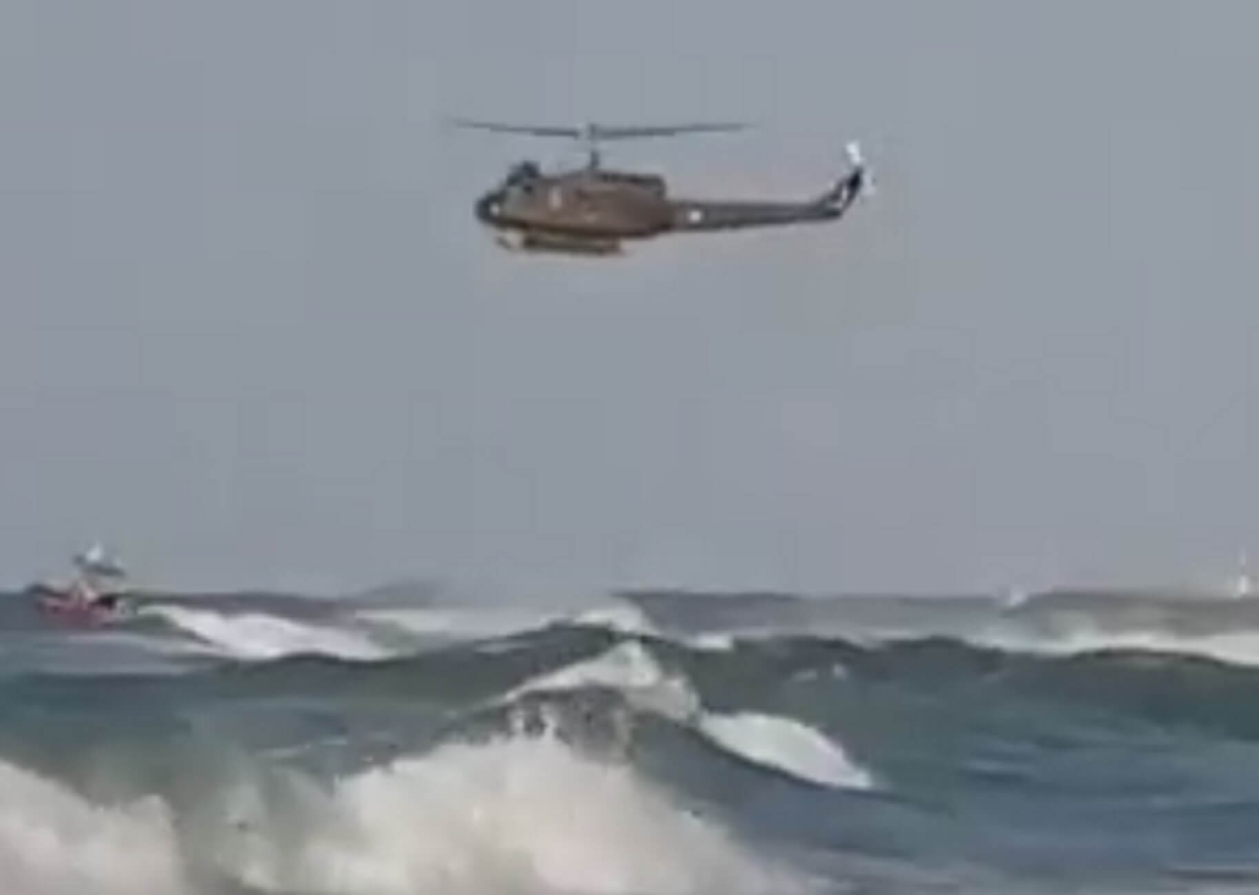Ηράκλειο: Θρίλερ στα κύματα της παραλίας – Οι διασώστες των παιδιών κινδύνεψαν να πνιγούν [pics, video]