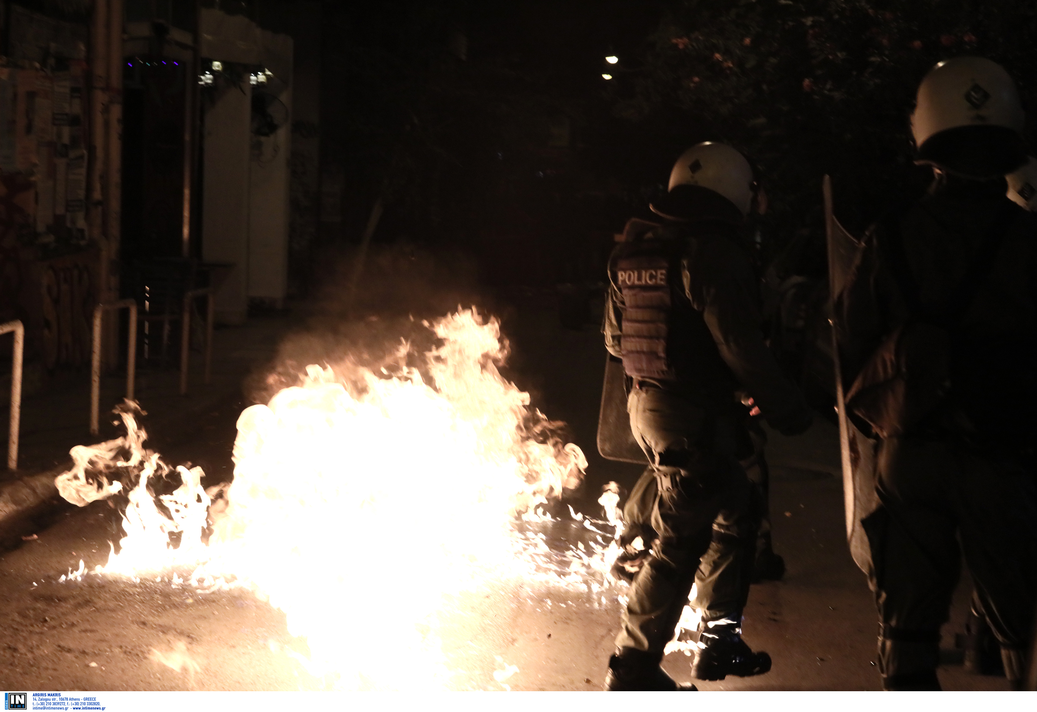 Επίθεση αγνώστων με μολότοφ σε διμοιρία των ΜΑΤ στη Χαριλάου Τρικούπη