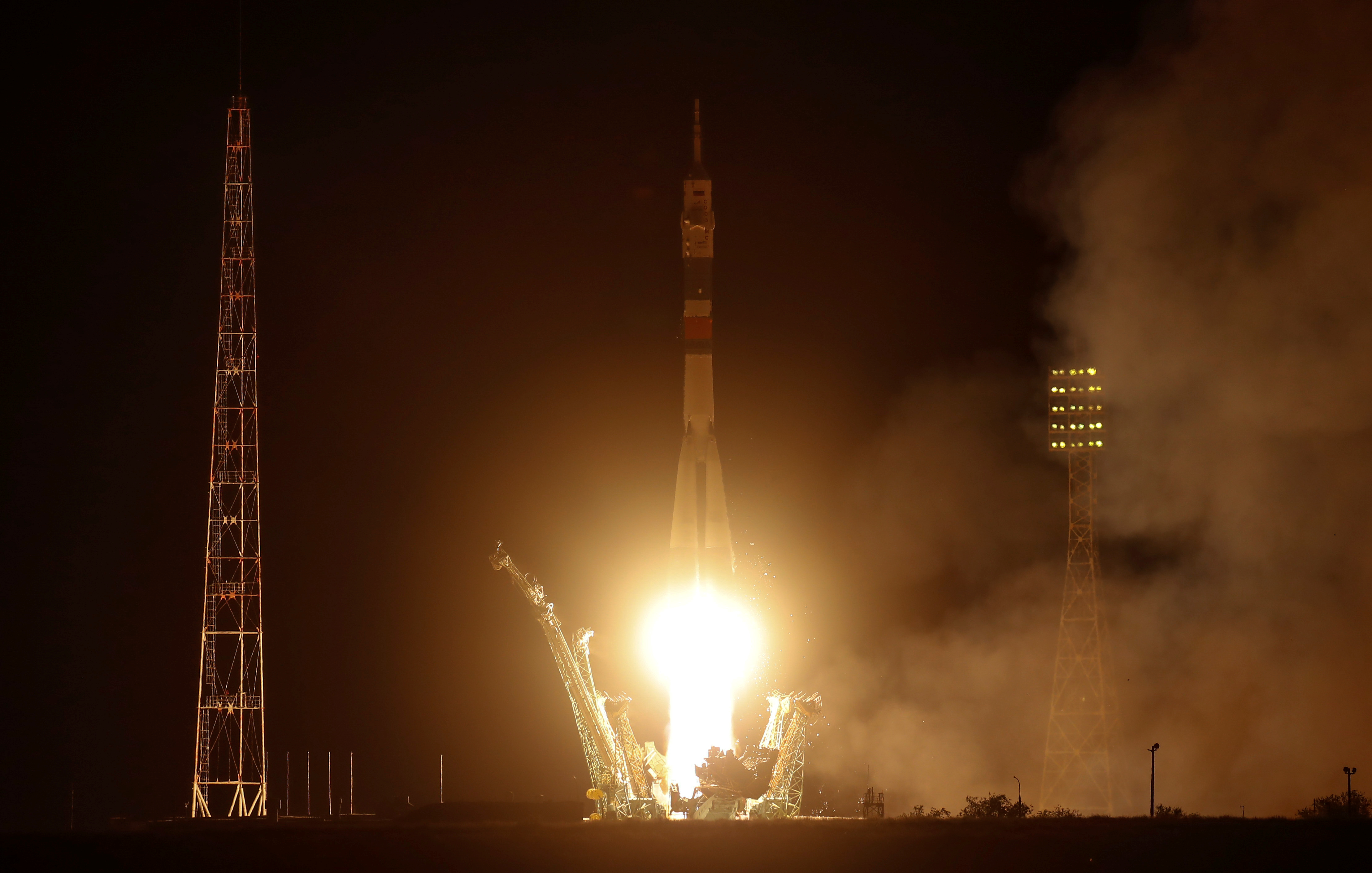 Ρωσία: Εκτοξεύτηκε πύραυλος που μεταφέρει τρεις αστροναύτες στον Διεθνή Διαστημικό Σταθμό [video, pics]