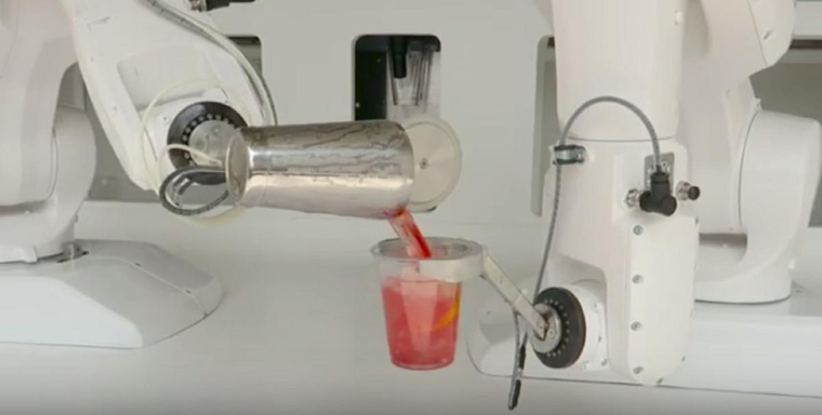 Ποτό από τα «χεράκια» ρομπότ σε μπαρ του Μιλάνου – video
