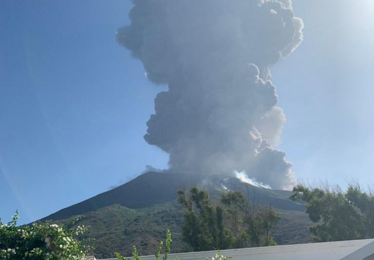 Η στιγμή της έκρηξης του ηφαιστείου στο νησάκι Στρόμπολι – video