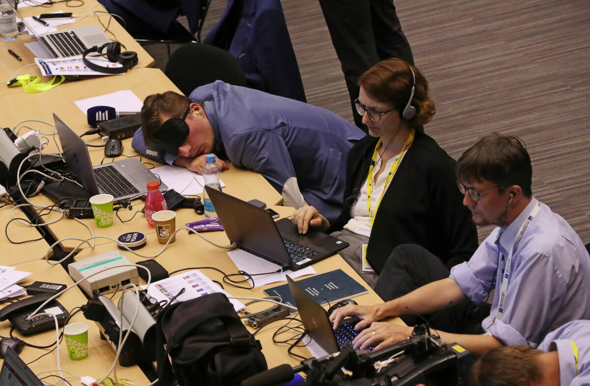 Σύνοδος Κορυφής: Μέρες ’15 στις Βρυξέλλες και… δημοσιογράφοι κοιμούνται παντού! [pics]