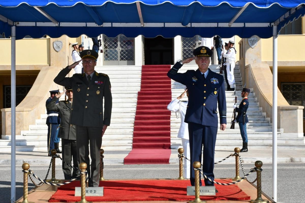 Οι Αρχηγοί Ενόπλων Δυνάμεων Ελλάδας και Σερβίας επιβεβαίωσαν τις καλές σχέσεις των δύο χωρών [pic]