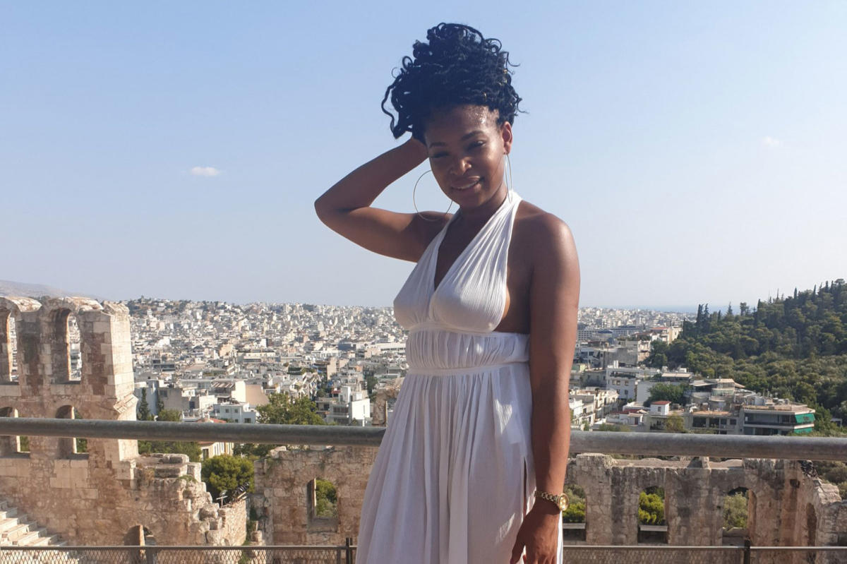 Travel blogger καταγγέλλει ότι τη συνέλαβαν στο Μουσείο της Ακρόπολης γιατί φορούσε αποκαλυπτικό φόρεμα